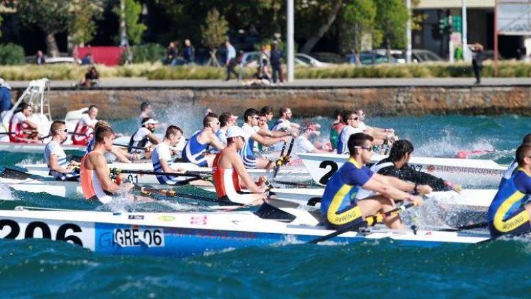 Essa modalidade esportiva é bastante peculiar, pois nela todo o corpo do atleta deve se mover, enquanto a cabeça deve permanecer fixa, pois do contrário o barco vira