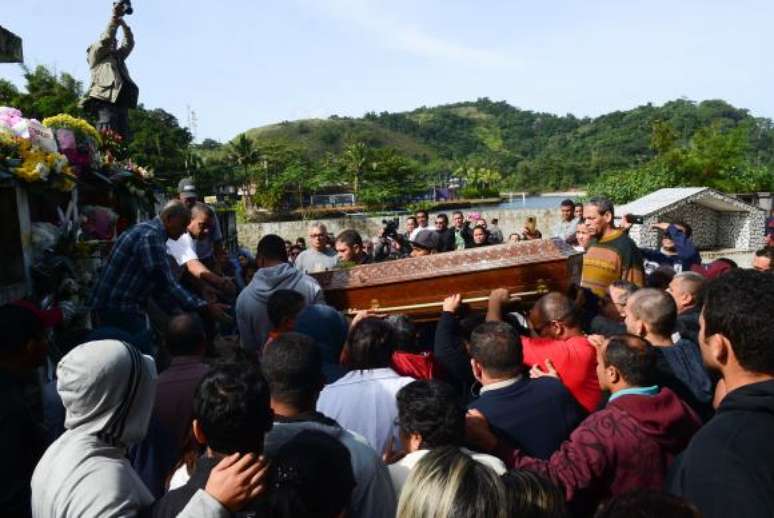 São Sebastião (SP) - Vítimas do acidente de ônibus na estrada Mogi-Bertioga são enterradas no cemitério municipal em Barra do Una, no litoral