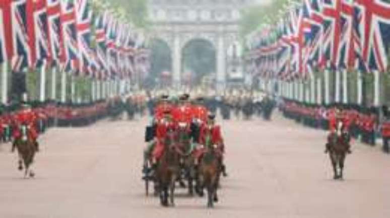 O Trooping the Colour, no centro de Londres, tem a participação de milhares de militares, cavalos e músicos