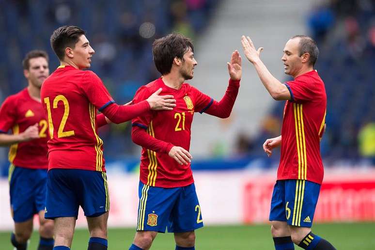 Liderada pela veterano volante Iniesta, a Espanha vai forte na briga dentro do Grupo D