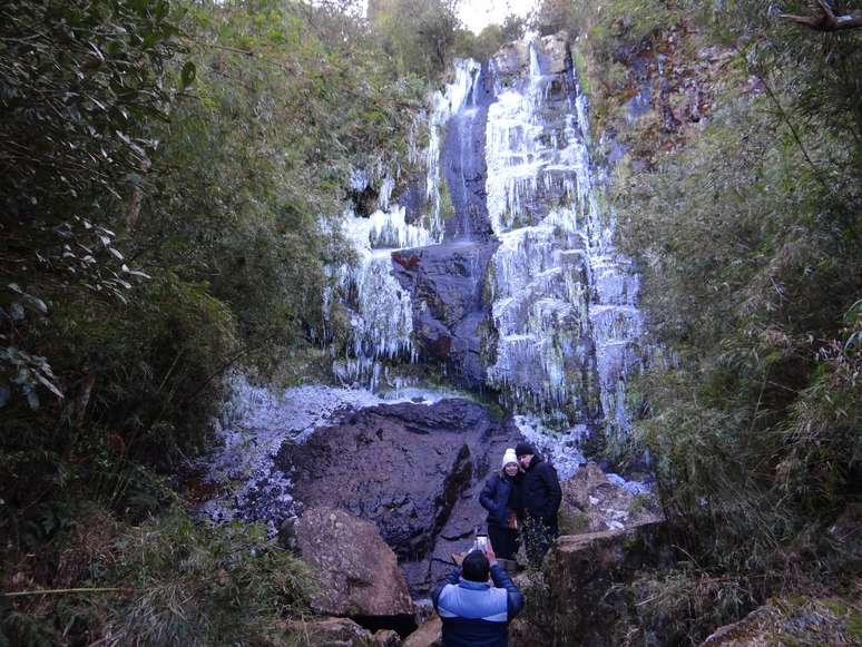 Cachoeira congelada fez a alegria dos turistas em Urupema