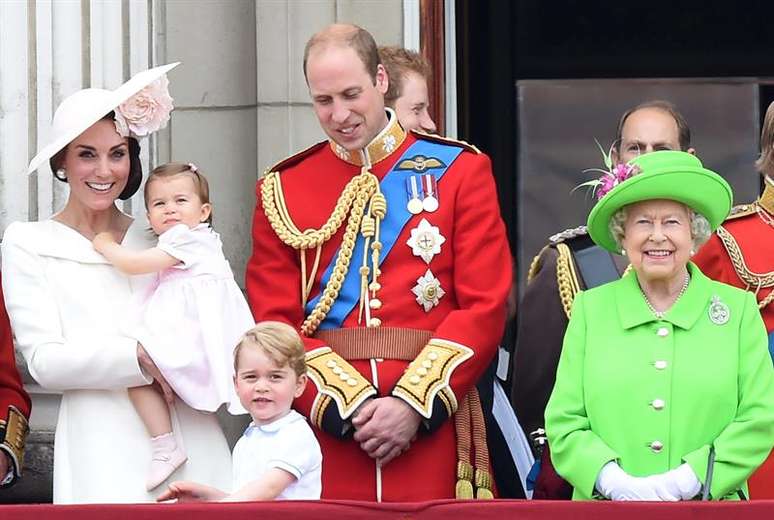 Kate, o príncipe William com os filhos e a rainha