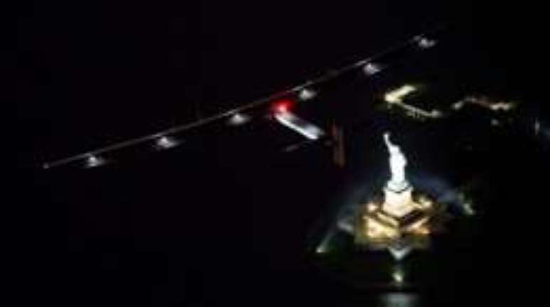 Solar Impulse sobrevoa Estátua da Liberdade