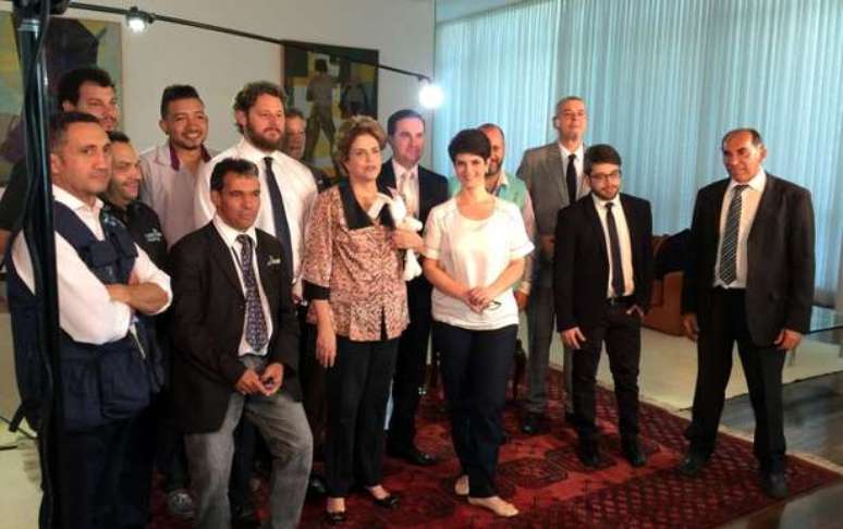 Mariana com Dilma e a equipe que participou da grava&ccedil;&atilde;o (Foto: Reprodu&ccedil;&atilde;o/Twitter/@mariana_godoy)