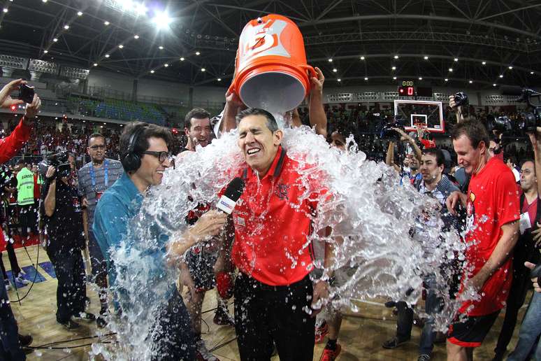 O técnico José Neto, do Flamengo, toma um banho de água após a conquista do título