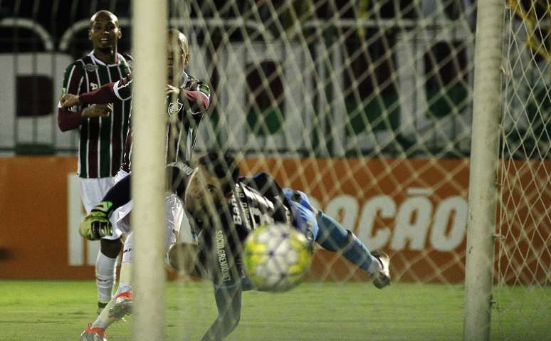 Marcos Júnior chuta para marcar o gol do Fluminense