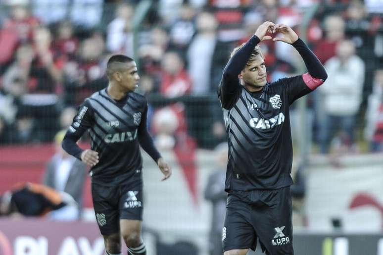 Rafael Moura manda um coração para sua esposa no Dia dos Namorados após marcar o gol da vitória do Figueirense sobre o Flamengo