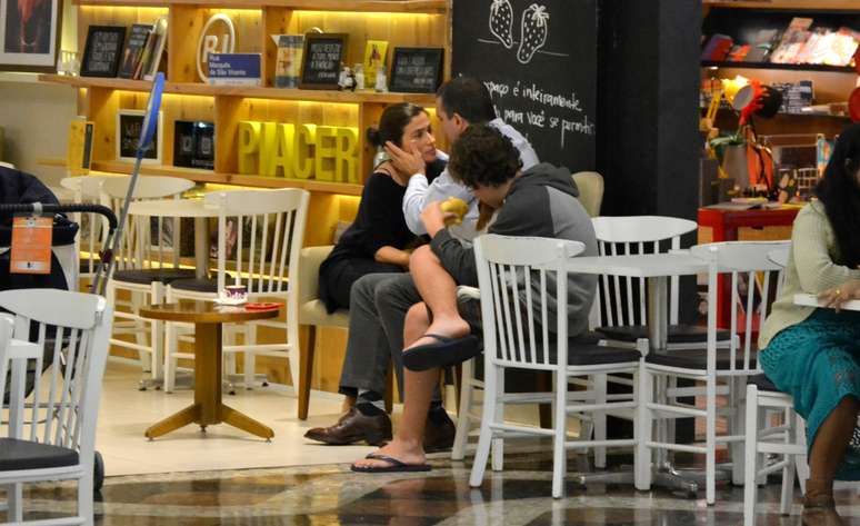 A apresentadora Do Jornal Nacional Renata Vasconcellos beijou muito no restaurante no Shopping da Gavea na Zona Sul do Rio. 