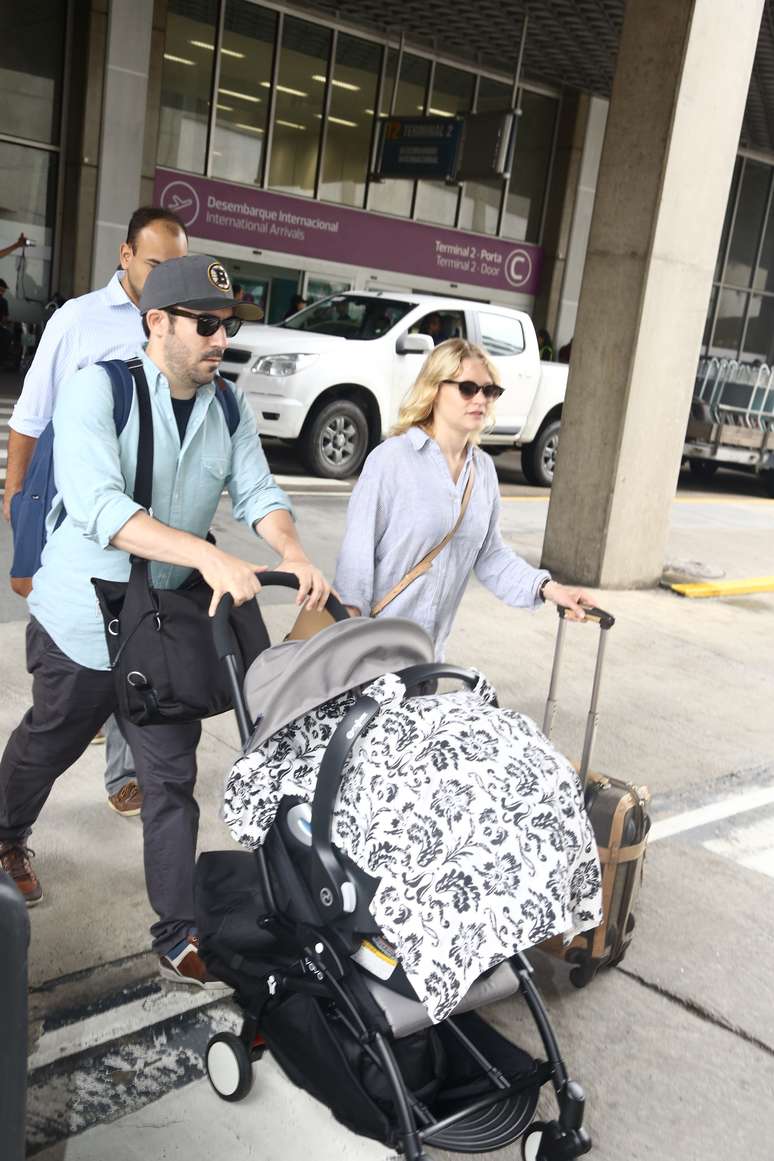 Emilie de Ravin, de Once Upon a Time, viajou ao Rio de Janeiro acompanhada do marido Eric e de sua filha Vera.