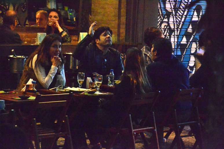 Paulo Ricardo passou o dia dos namorados com um belo jantar rom&acirc;ntico ao lado de sua companheira no Baixo G&aacute;vea, no Rio