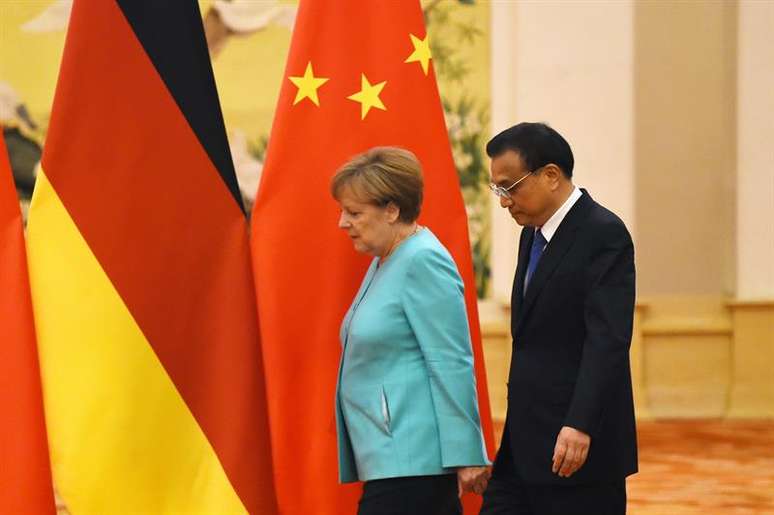 A chanceler alemã Angela Merkel ao lado do primeiro-ministro chinês Li Keqiang. 
