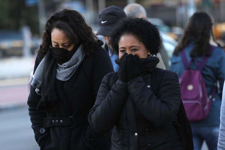 Pedestre se protege do frio no viaduto Santa Generosa, no Paraíso, em São Paulo (SP), na manhã desta segunda-feira (13)