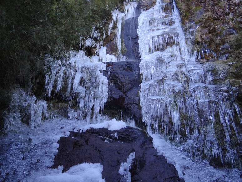Cachoeira congelada em Urupema, na região serrana de Santa Catarina