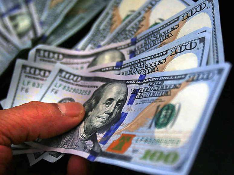 Dólar volta a subir acima da faixa de R$ 3,50