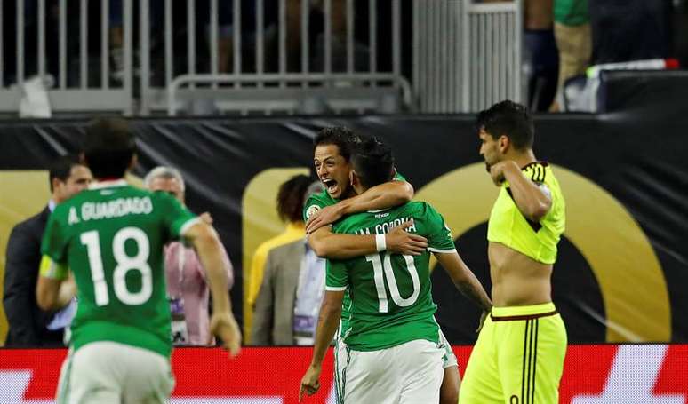 Jogadores do México comemoram gol no final da partida sobre a Venezuela