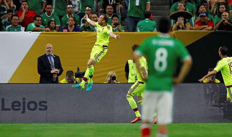 Venezuelano José Manuel Velázquez celebra seu gol sobre o México