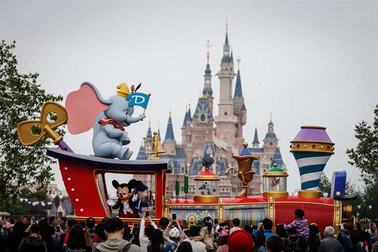 Turistas na Disney Xangai durante testes do parque