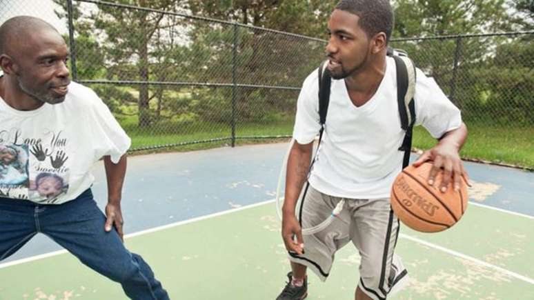 Stan Larkin, com o coração artificial, jogando basquete com seu pai