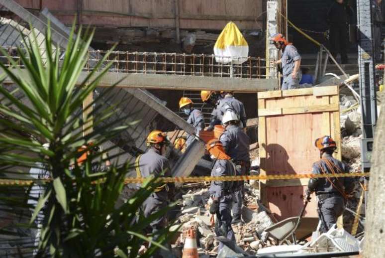 São Paulo - Bombeiros procuram mulher soterrada nos escombros de Igreja da Assembleia de Deus que desabou na tarde de ontem (15) em Diadema, no ABC Paulista