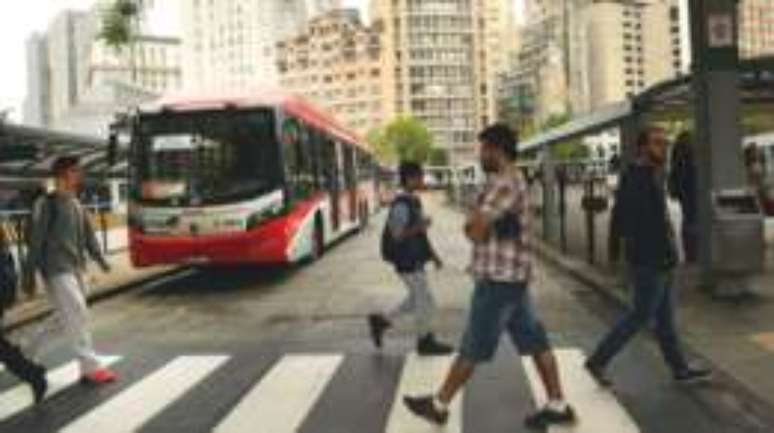 Milhares de passageiros cruzam São Paulo todos os dias para estudar e trabalhar