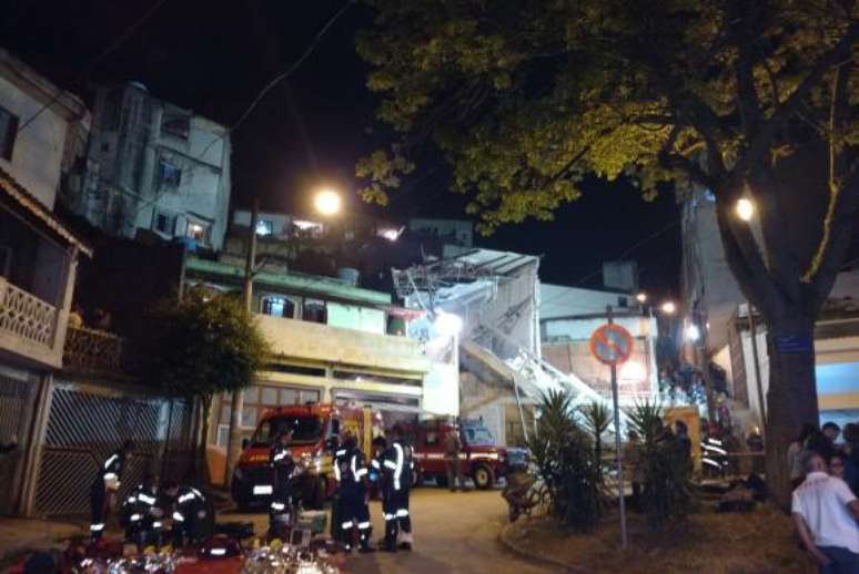 Bombeiros passam a madrugada na igreja que desabou em Diadema