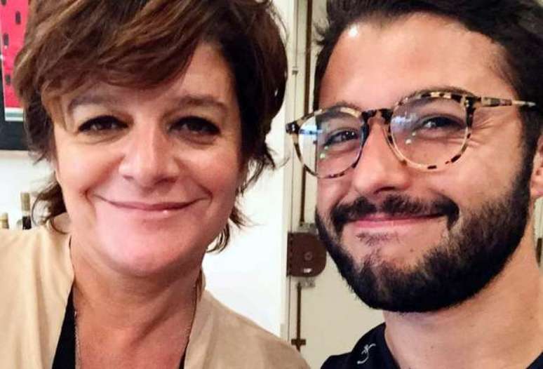 O comunicador ao lado da m&atilde;e, a apresentadora Julia Pinheiro (Foto: Reprodu&ccedil;&atilde;o/Facebook/@ruimpego)