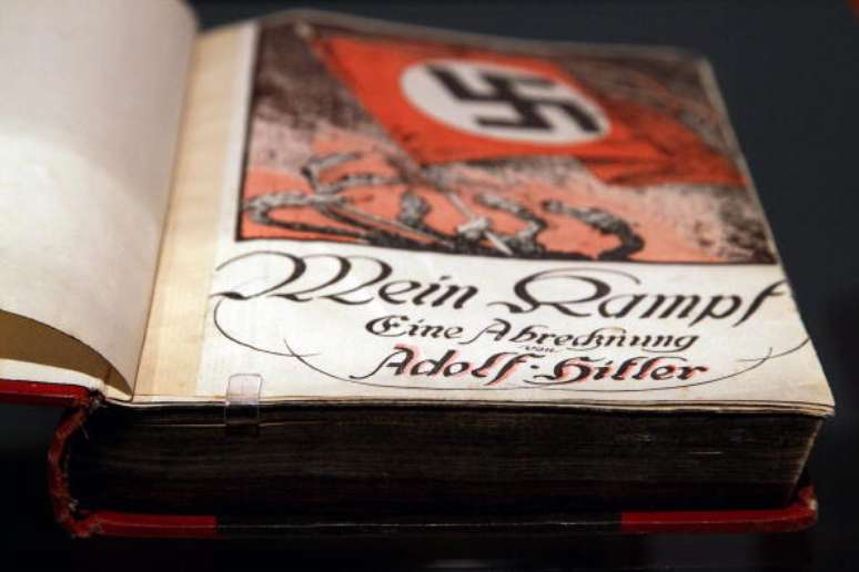 O livro &#034;Mein Kampf&#034; (Minha Luta), por Adolf Hitler, exposto no Museu Histórico Alemão, em Berlim, em outubro de 2010.