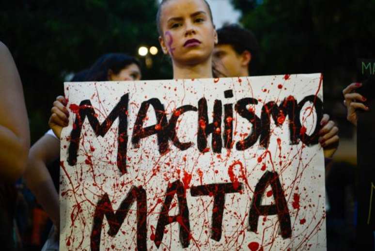 Mulheres fazem ato contra cultura do estupro, na Igreja da Candelária, centro do Rio de Janeiro
