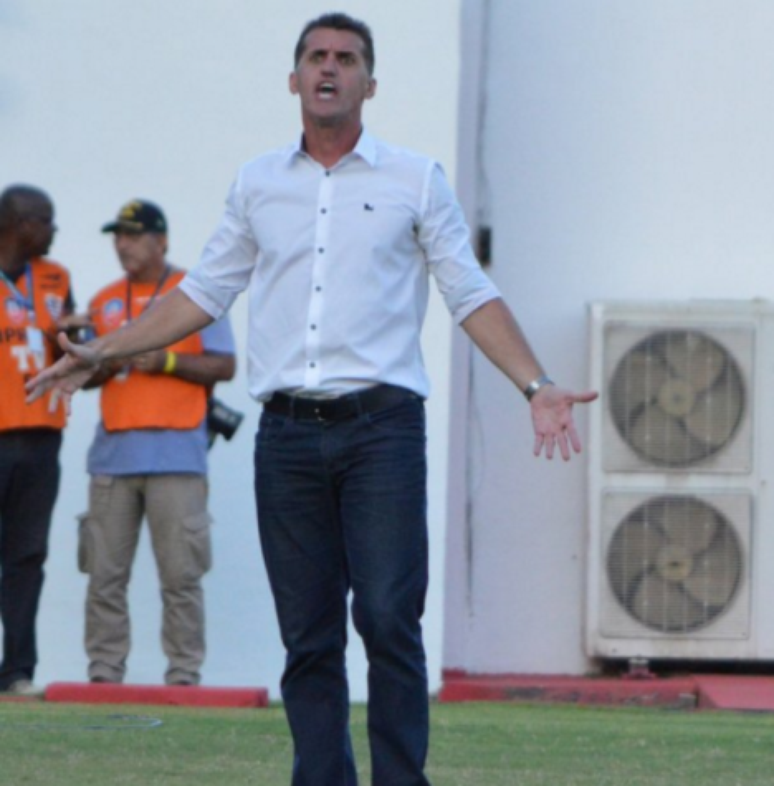 
                        
                        
                    Treinador aguarda pelo acerto do clube com novos reforços (Foto: Divulgação/Site Oficial do Vitória)