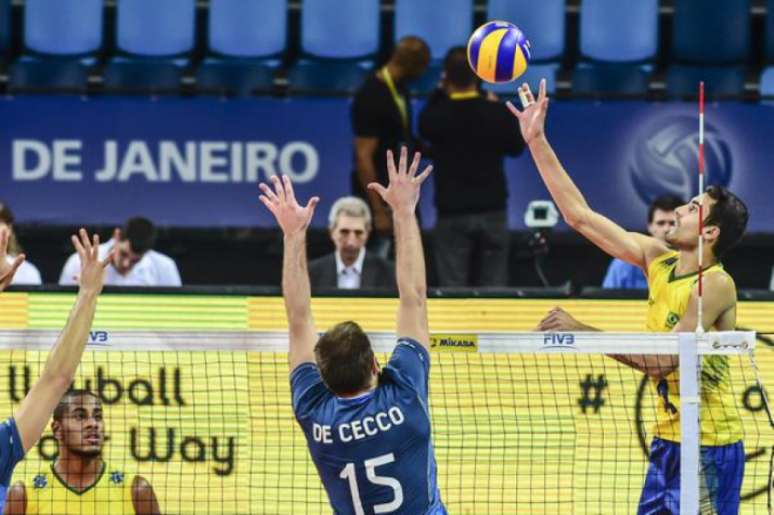 
                        
                        
                    Ponteiro Douglas foi uma das novidades no jogo contra a Argentina (Foto: Wander Roberto/Inovafoto/CBV)