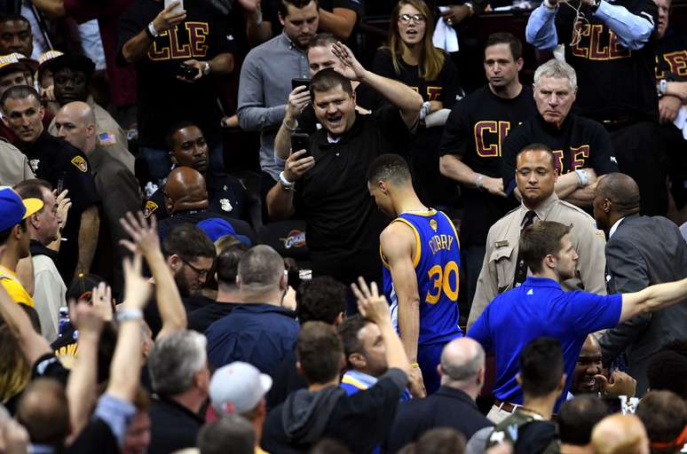 Stephen Curry na saída de quadra