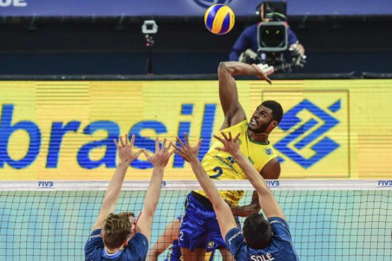 
                        
                        
                    Isac em ação na vitória do Brasil sobre a Argentina por 3 sets 0 (Foto: Wander Roberto/Inovafoto/CBV)