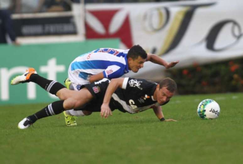 
                        
                        
                    Marcelo Mattos sofre falta durante derrota do Vasco para o Paysandu em São Januário (Foto: Paulo Sergio)
