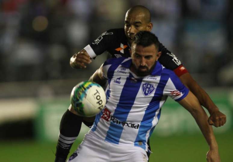 
                        
                        
                    Vasco e Paysandu fizeram um jogo muito disputado, decidido apenas na reta final (Foto: Paulo Sergio/Lancepress)