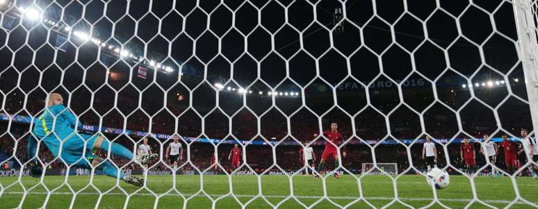 Cristiano Ronaldo desloca o goleiro em p&ecirc;nalti, mas para na trave