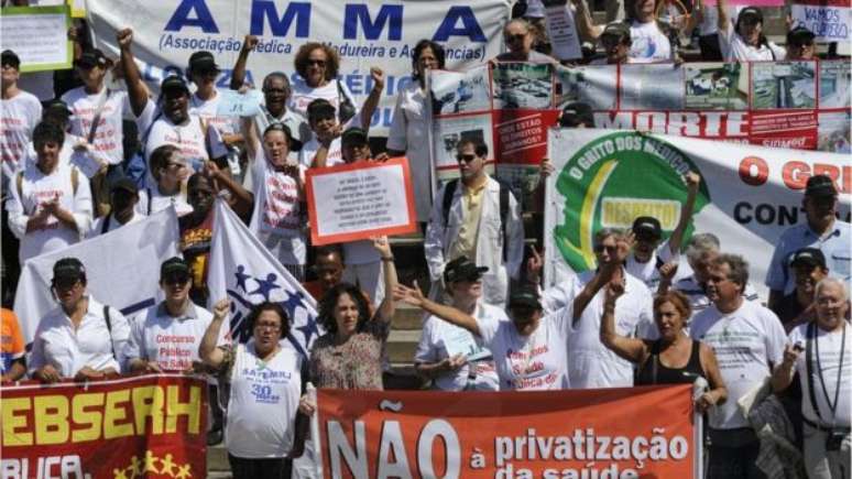 Servidores da saúde durante protesto; crise na área foi citada pela imprensa internacional