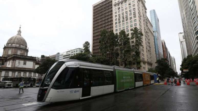 Promessa olímpica, VLT foi inaugurado por prefeitura; há dúvidas sobre conclusão de metrô, de responsabilidade do Estado 