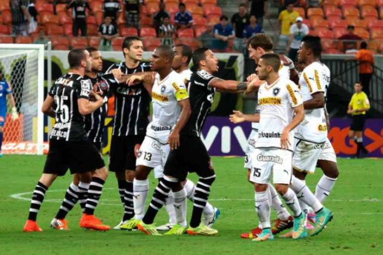 
                        
                        
                    Botafogo tem conseguido bons resultados quando enfrenta o Corinthians fora (Foto: Edmar Barros/Futura Press)