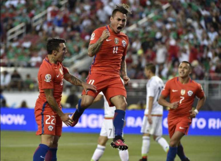 
                        
                        
                    Vargas comemorou em partida fantástica dos chilenos (Foto: Omar Torres/AFP)