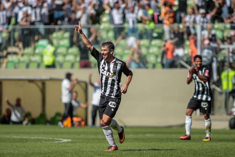 Leandro Donizete faz gol na partida entre Atlético-MG e Ponte Preta