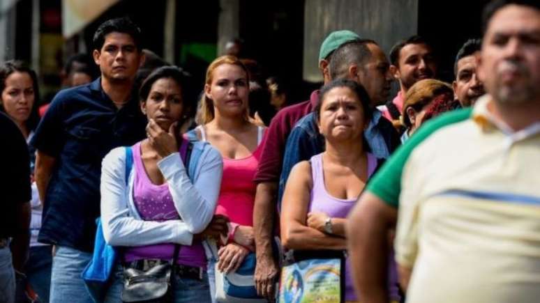 As filas para comprar comida e remédios tornaram-se uma cena comum