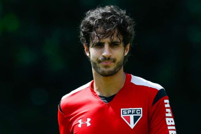 
                        
                        
                    O volante Hudson, capitão do São Paulo, voltou aos treinos (Foto: Marcello Zambrana/AGIF/Lancepress!)