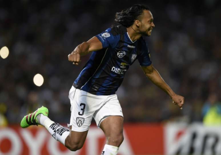 
                        
                        
                    Arturo Mina pode reforçar o Galo (Foto: AFP / ALFREDO ESTRELLA)