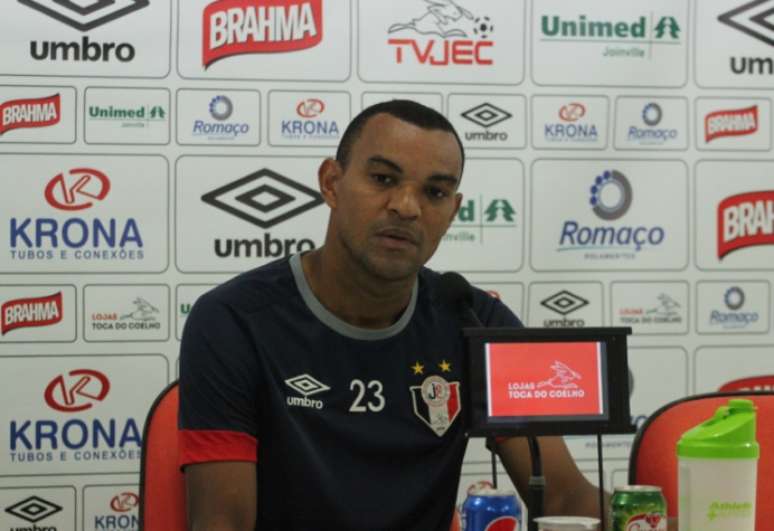 
                        
                        
                    Volante ​Diones durante coletiva do Joinville (Foto: Divulgação / Joinville)