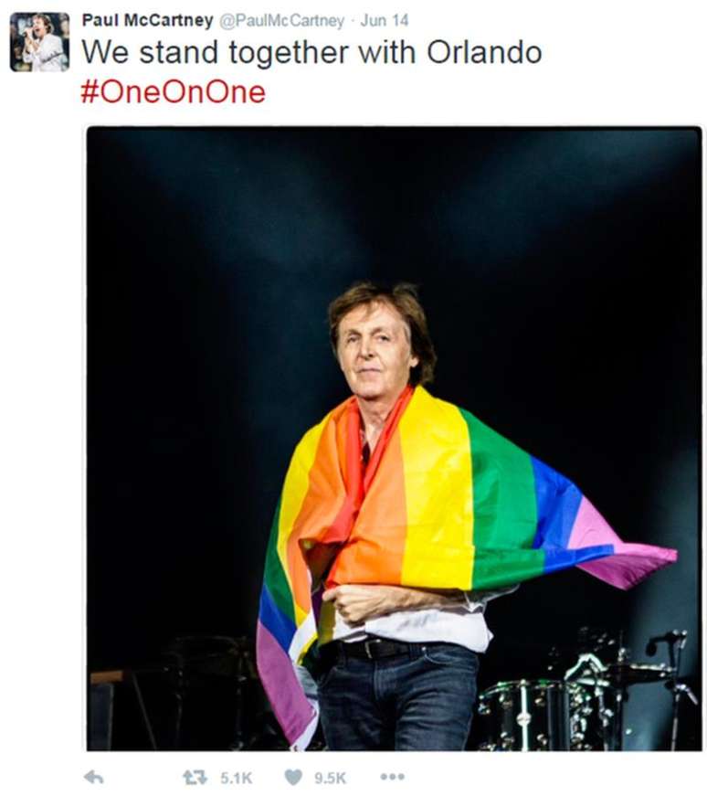 Paul McCartney se enrolou na bandeira durante show na Alemanha 