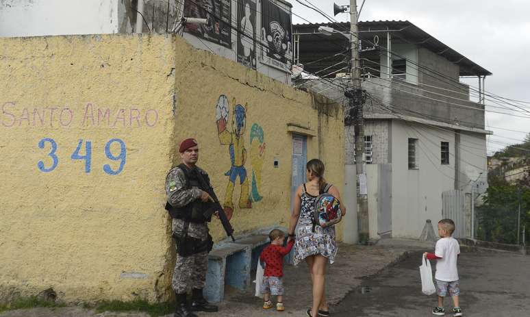 O titular da Vara de Execuções Penais (VEP), juiz Eduardo Oberg, determinou nesta terça-feira (21), que 15 presos, hoje custodiados no Complexo Penitenciário de Gericinó, sejam transferidos para unidades prisionais federais fora do Estado do Rio de Janeiro.