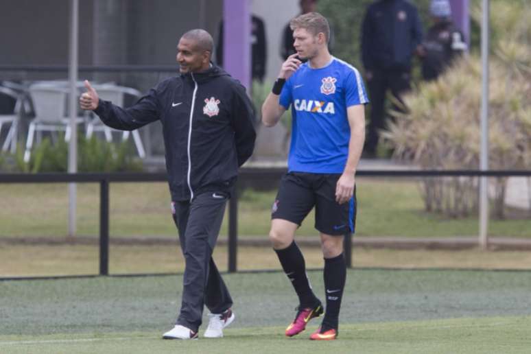 
                        
                        
                    Técnico e meia entraram lado a lado no treinamento desta segunda-feira (Foto: Daniel Augusto Jr./Ag. Corinthians)