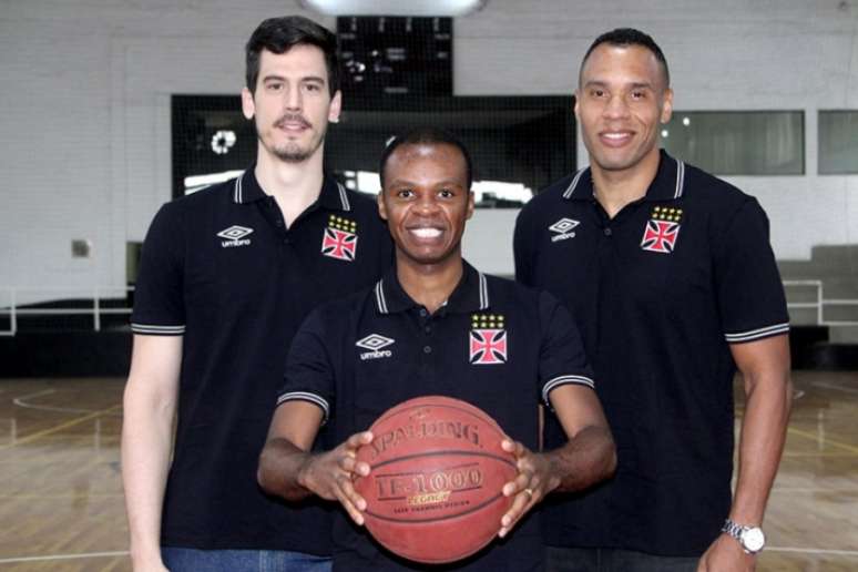 
                        
                        
                    Fiorotto, Nezinho e Wagner, reforços do basquete do Vasco para o NBB (Foto: Paulo Fernandes/Vasco)