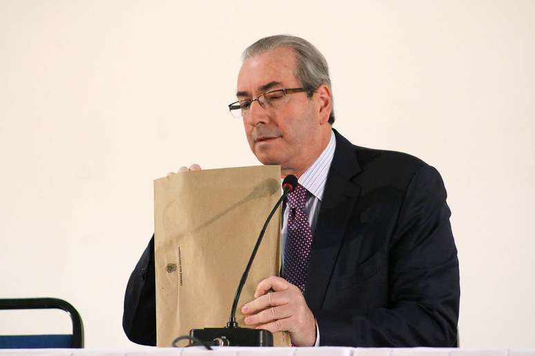 O presidente afastado da Câmara dos Deputados, Eduardo Cunha, concede entrevista coletiva no Hotel Nacional, em Brasília (DF), nesta terça-feira (21)