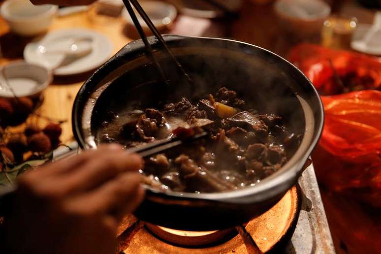 Prato feito com carne de cachorro em restaurante